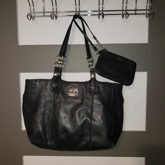 Coach Handbags - 💖 Coach Bag & Wristlet